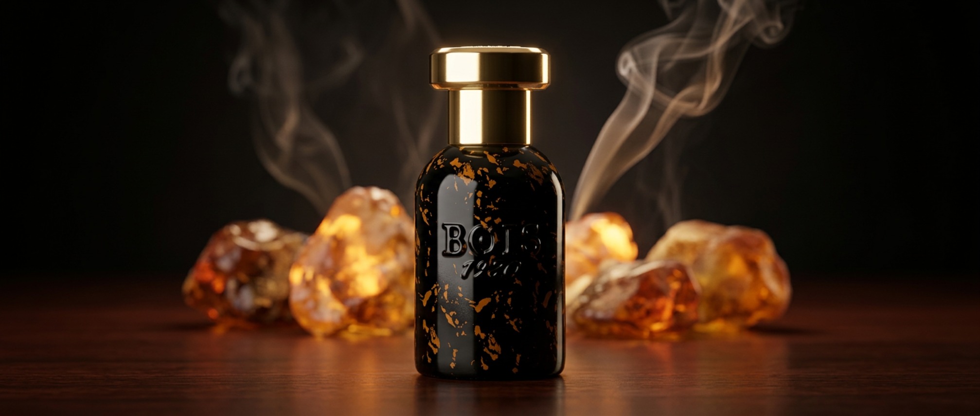 perfumy-premium-bois-1920-perfumerii-wloskie-perfumy-niszowe-klasyczna-perfumeria-luksusowe-zapachy-bois1920 - Inpresioa Gold-cap perfume bottle with black-and-gold marbled design on a wooden surface, amber rocks in background and wisps of steam